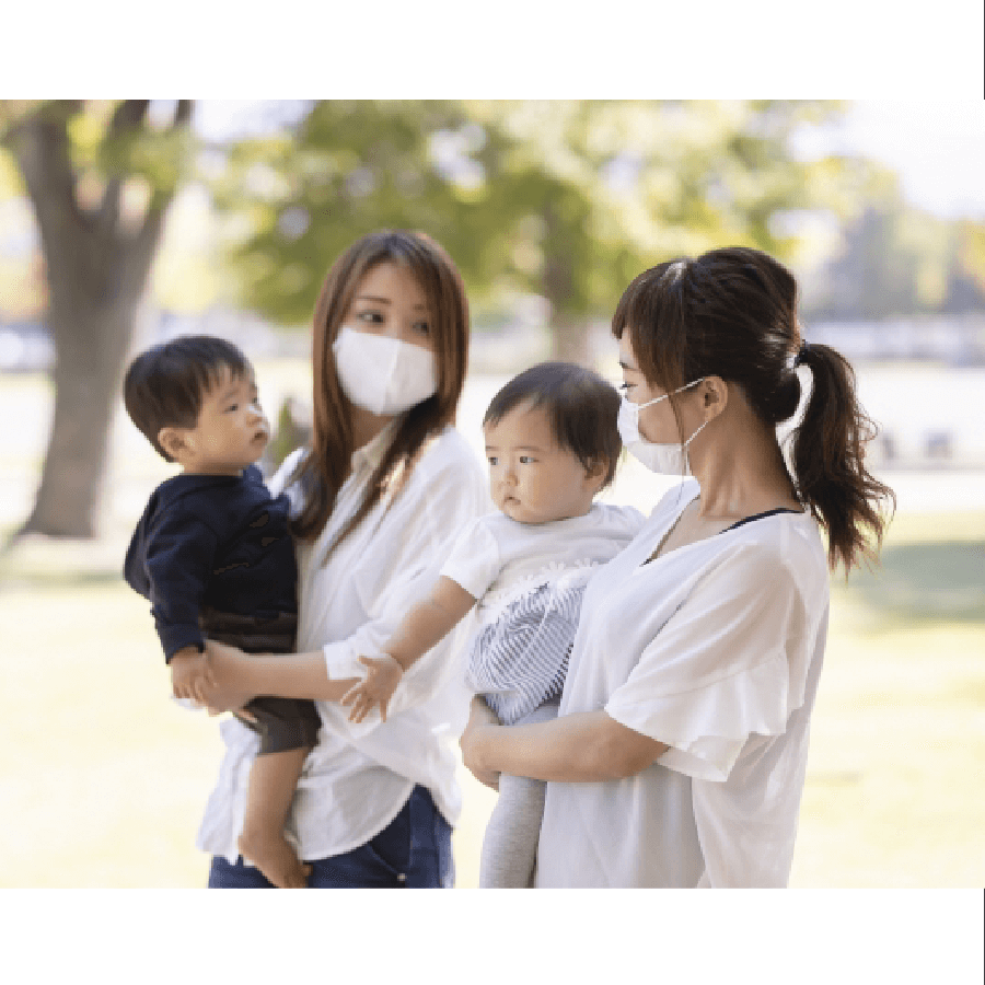 公園で遊ぶマスク姿のママ友と子供