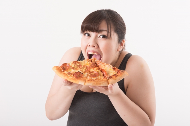 食べ過ぎる女性