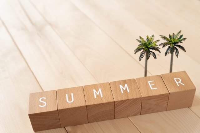 夏、夏休み｜「SUMMER」と書かれた積み木とヤシの木のおもちゃ